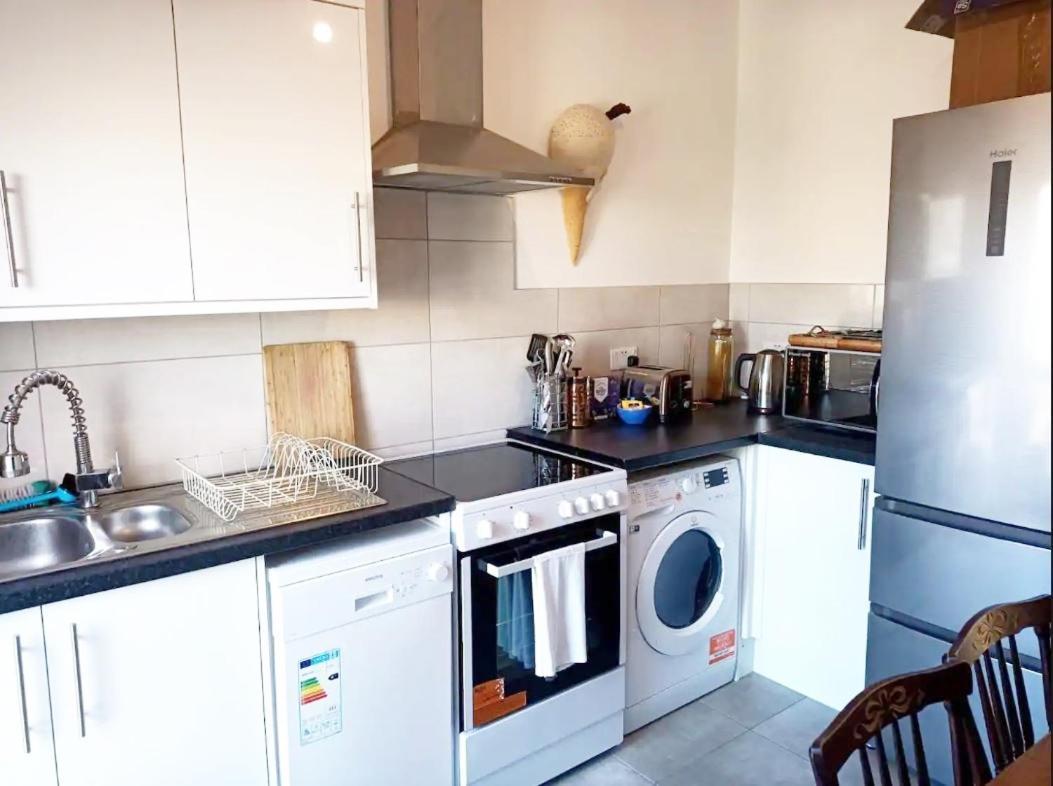 شقة Stylish 2-Bed Flat, Quick Access To London Sights المظهر الخارجي الصورة